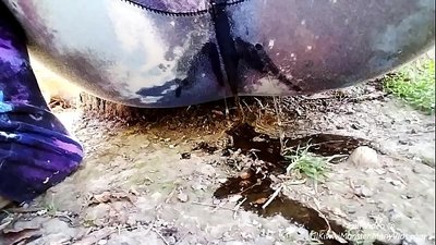 Pissing nyob rau hauv txoj kev! Tuaj saib LilKiwwiMonster tau nws cov panties ntub thiab tso quav hauv av!